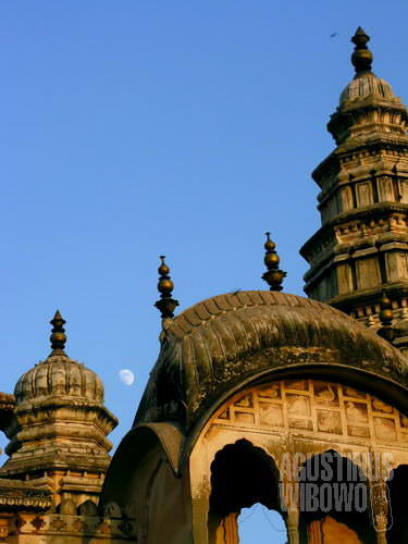 Kartik Purnima, bulan purnama terbit di antara puncak-puncak kuil Rangji. (AGUSTINUS WIBOWO)