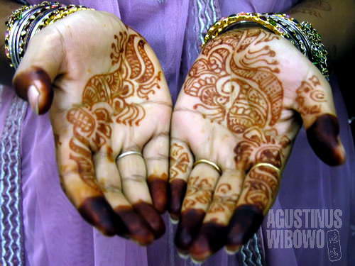 Tangan berhias henna. (AGUSTINUS WIBOWO)