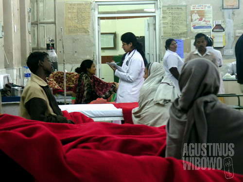 Dokter wanita memeriksa pasien yang diopname (AGUSTINUS WIBOWO)