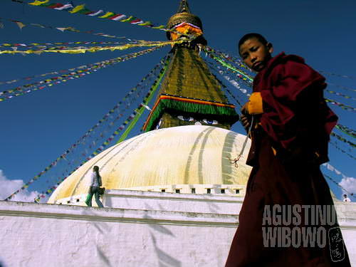 Biksu Tibet mengitari Boudha. (AGUSTINUS WIBOWO)