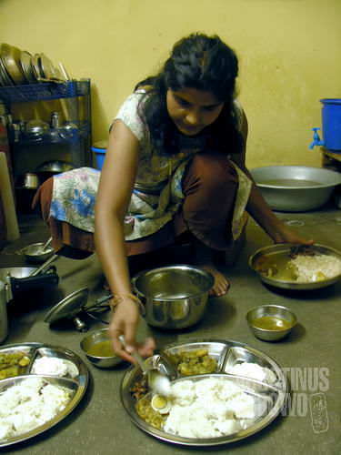 Orang Nepal punya kebiasaan makan larut malam. (AGUSTINUS WIBOWO)