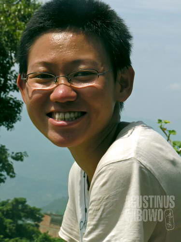 Lam Li, si gadis Malaysia penghuni Freak Street, pernah membotaki rambutnya untuk menyamar jadi bikuni di Tibet. (AGUSTINUS WIBOWO)