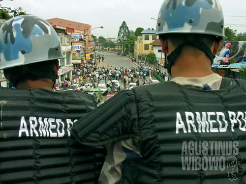 Polisi beresenjata mengawasi jalannya demonstrasi akbar di dekat Ratna Park. (AGUSTINUS WIBOWO)