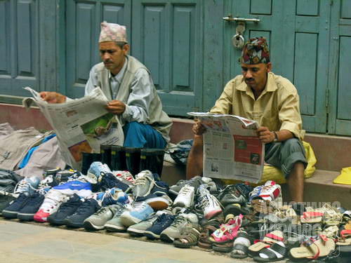 Bahkan pedagang sepatu pinggir jalan pun mengikuti perkembangan negara. (AGUSTINUS WIBOWO)