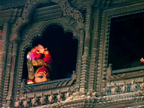 Sang Dewi mengintip dari balik jendela istananya. (AGUSTINUS WIBOWO)