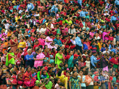 Ratusan perempuan Nepal berkumpul untuk menyaksikan Raja dan Sang Dewi Hidup. (AGUSTINUS WIBOWO)
