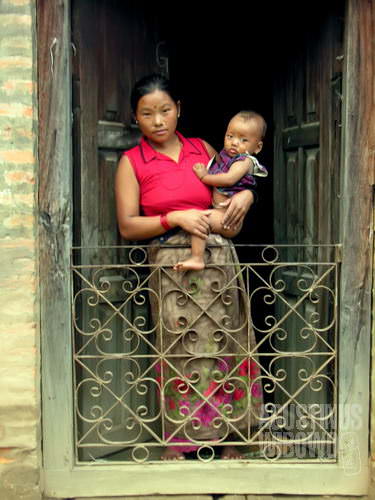 Seorang perempuan Gorkha dan bayinya. (AGUSTINUS WIBOWO)