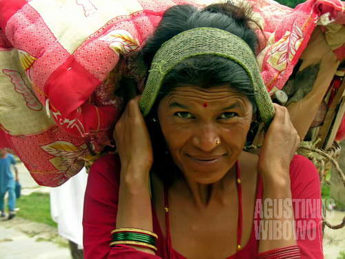 Perempuan Gorkha dengan beban berat di kepala (AGUSTINUS WIBOWO)