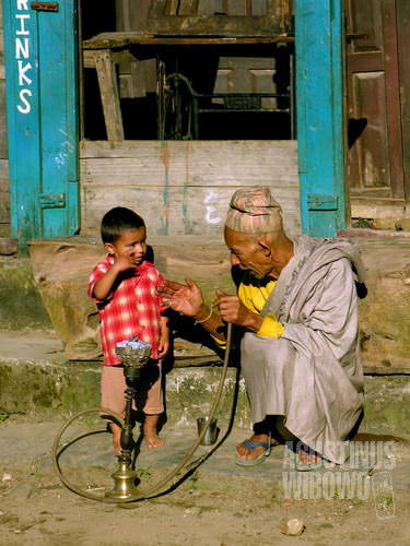 Kakek dan cucunya di Bahundanda. (AGUSTINUS WIBOWO)