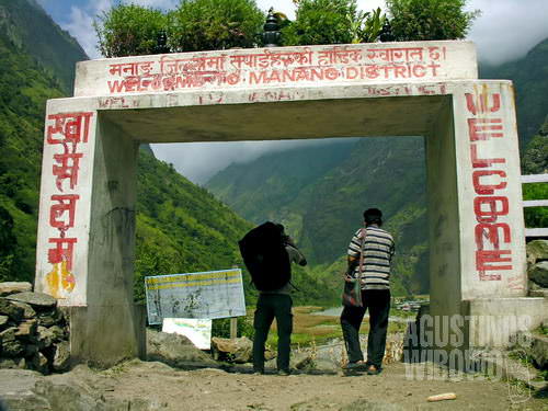 Gerilyawan Maois menghampiri di pintu gerbang menuju Tal.（AGUSTINUS WIBOWO)