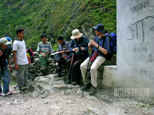 Rombongan turis membayar 'uang sumbangan' bagi perjuangan gerilyawan Maois. （AGUSTINUS WIBOWO)