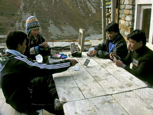 Para porter bermain kartu mengisi senja yang dingin. (AGUSTINUS WIBOWO)