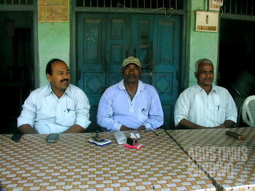 Imigrasi India hanya sebuah meja, bangku, tiga orang petugas berteduh di pinggir jalan. (AGUSTINUS WIBOWO)