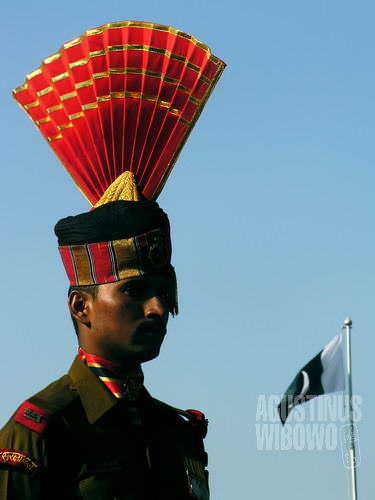 Tentara perbatasan India di seberang kibaran bendera Pakistan (AGUSTINUS WIBOWO)