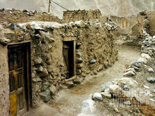 Barisan rumah batu Chapursan yang gersang  (AGUSTINUS WIBOWO)