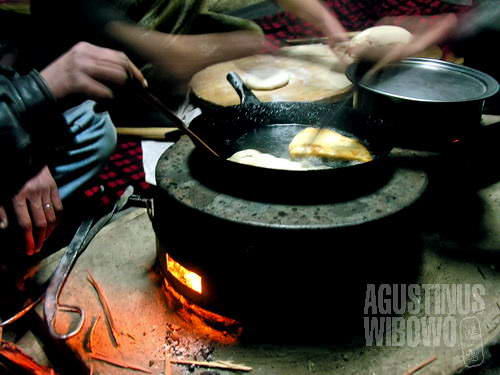 Chelpek, roti renyah goreng yang menjadi makanan sehari-hari penduduk Chapursan (AGUSTINUS WIBOWO)