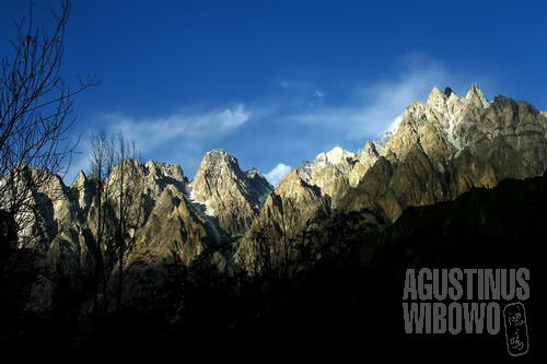 Puncak-puncak lancip pegunungan di Pasu  (AGUSTINUS WIBOWO)