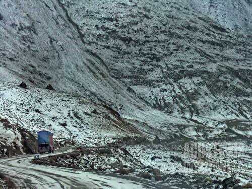 Truk melintasi pegunungan diselimuti salju dalam perjalanan menuju Karimabad (AGUSTINUS WIBOWO)