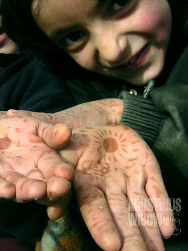 Bocah-bocah menunjukkan hiasan tangan henna(AGUSTINUS WIBOWO)