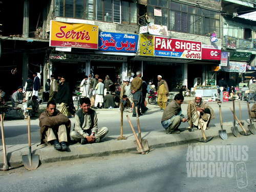 Para buruh harian menanti pekerjaan di Rajja Bazaar (AGUSTINUS WIBOWO)