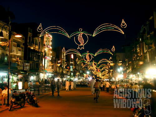 Anarkali Food Street, terang benderang di malam hari (AGUSTINUS WIBOWO)