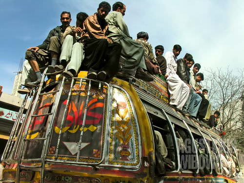 Asyiknya naik bus di Pakistan. Duduk di atap bukan pengalaman untuk dicoba kaum hawa. (AGUSTINUS WIBOWO)