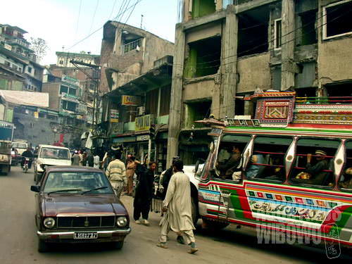 Jalan utama Muzaffarabad yang tetap ramai (AGUSTINUS WIBOWO)
