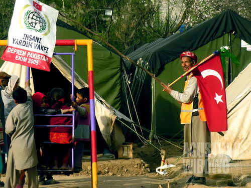 Kamp pengungsi pun dilengkapi taman bermain (AGUSTINUS WIBOWO)