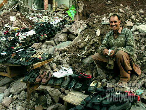 Pedagang sepatu bersemangat menawarkan dagangannya (AGUSTINUS WIBOWO)