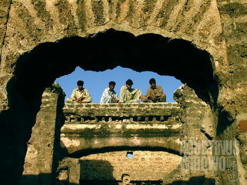 Turis Pakistan di tengah puing-puing kuil Katas (AGUSTINUS WIBOWO)