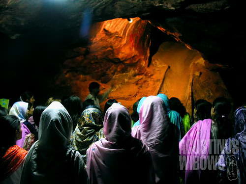Mahasiswi Universitas Punjab mendengarkan penjelasan pemandu wisata di dalam gua garam Khewra (AGUSTINUS WIBOWO)