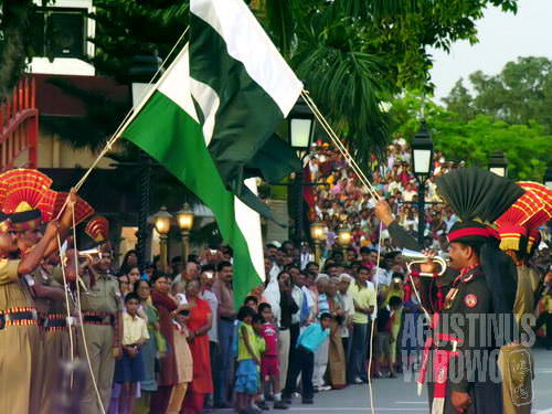 Bendera India dan Pakistan turun bersama-sama (AGUSTINUS WIBOWO)
