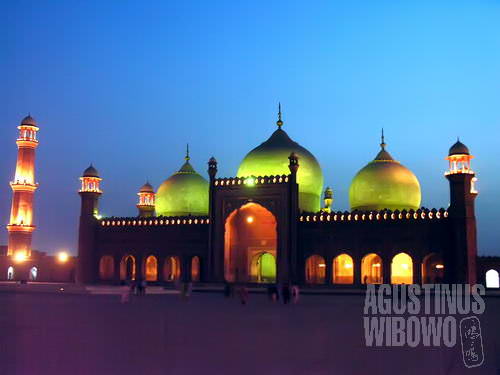 Masjid Badshahi di senja hari (AGUSTINUS WIBOWO)