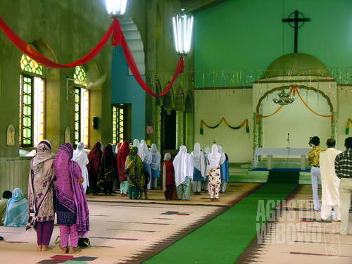 Umat Nasrani melaksanakan misa di girjah – tempat berjatuh (AGUSTINUS WIBOWO)