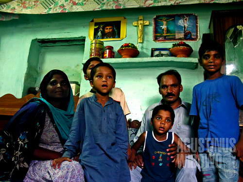Sebuah keluarga Nasrani di kampung miskin Bhatta 2 (AGUSTINUS WIBOWO)