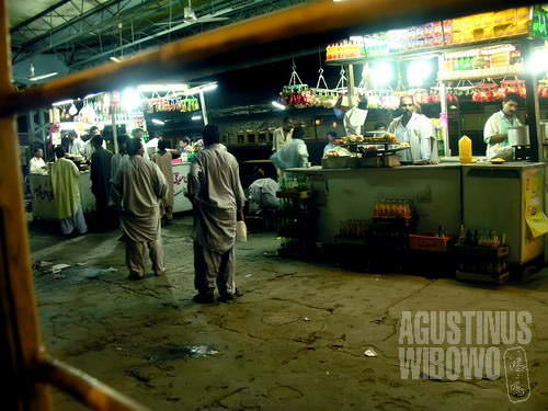 Kios pedagang makanan di stasiun Sukkur di utara proprinsi Sindh (AGUSTINUS WIBOWO)