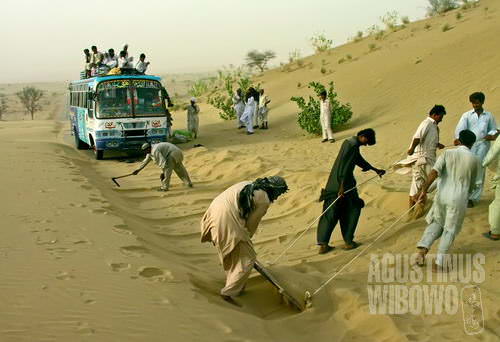 Jalan raya tertimbun pasir (AGUSTINUS WIBOWO)