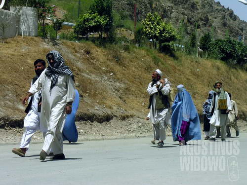 Orang-orang Afghanistan. Kaum pria berjubah shalwar kamiz dan perempuan berbalut burqa (AGUSTINUS WIBOWO)
