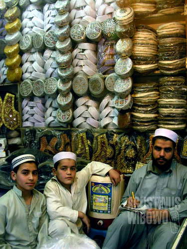 Pedagang topi dari Jalalabad, lebih betah tinggal di Peshawar (AGUSTINUS WIBOWO) 
