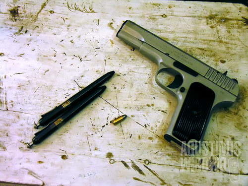 Pistol yang disamarkan dalam bentuk pena dijual bebas di Darra (AGUSTINUS WIBOWO)