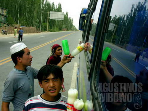Etnis Muslim Uyghur di Kargilik, kota terakhir propinsi Xinjiang Uyghur sebelum memasuki Tibet (AGUSTINUS WIBOWO)