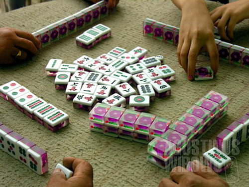 Orang-orang etnis Han menghabiskan waktu dengan bermain mahjong (AGUSTINUS WIBOWO)