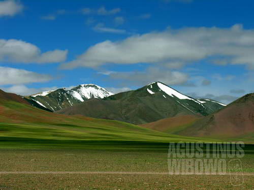 Puncak Satsum-La, puncak tertinggi dalam perjalanan menuju Tibet. (AGUSTINUS WIBOWO)
