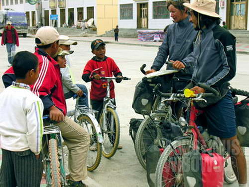 Pesepeda Perancis versus jagoan sepeda Tibet (AGUSTINUS WIBOWO)