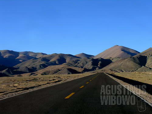 Jalan beraspal mulus di tengah gunung kosong. (AGUSTINUS WIBOWO)
