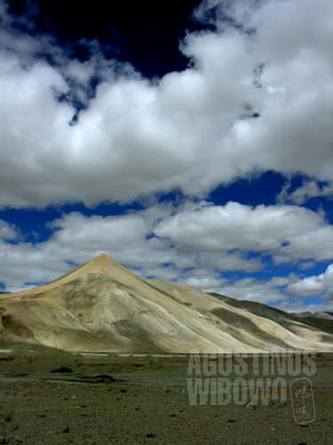Alam Tibet memang indah, tetapi kegersangan dan kekosongan tak selalu bersahabat. (AGUSTINUS WIBOWO)