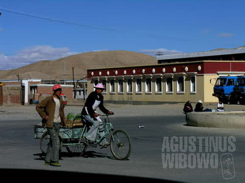 Kota Ngari di ujung barat Tibet dihuni oleh mayoritas penduduk etnis Han dari pedalaman China. (AGUSTINUS WIBOWO)