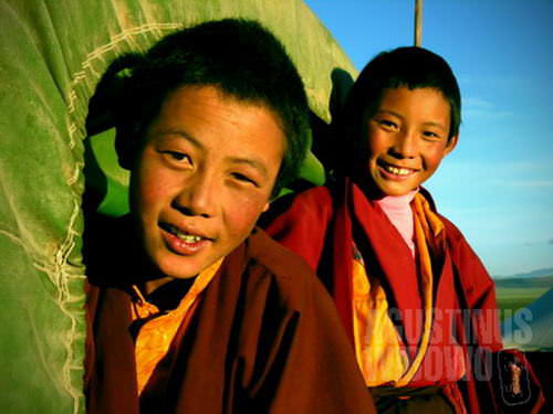 Biksu kecil yang baru melaksanakan ziarah keliling Kailash. (AGUSTINUS WIBOWO)