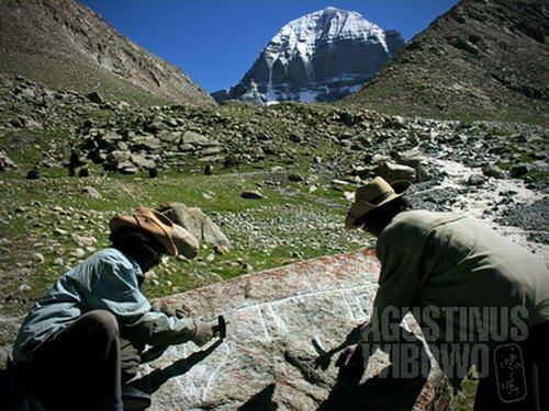 Memahat batu bertahta mantra Om Mani Padme Hum di hadapan Kailash. (AGUSTINUS WIBOWO)