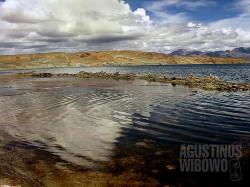 Air danau ini membersihkan tubuh dari dosa (AGUSTINUS WIBOWO)